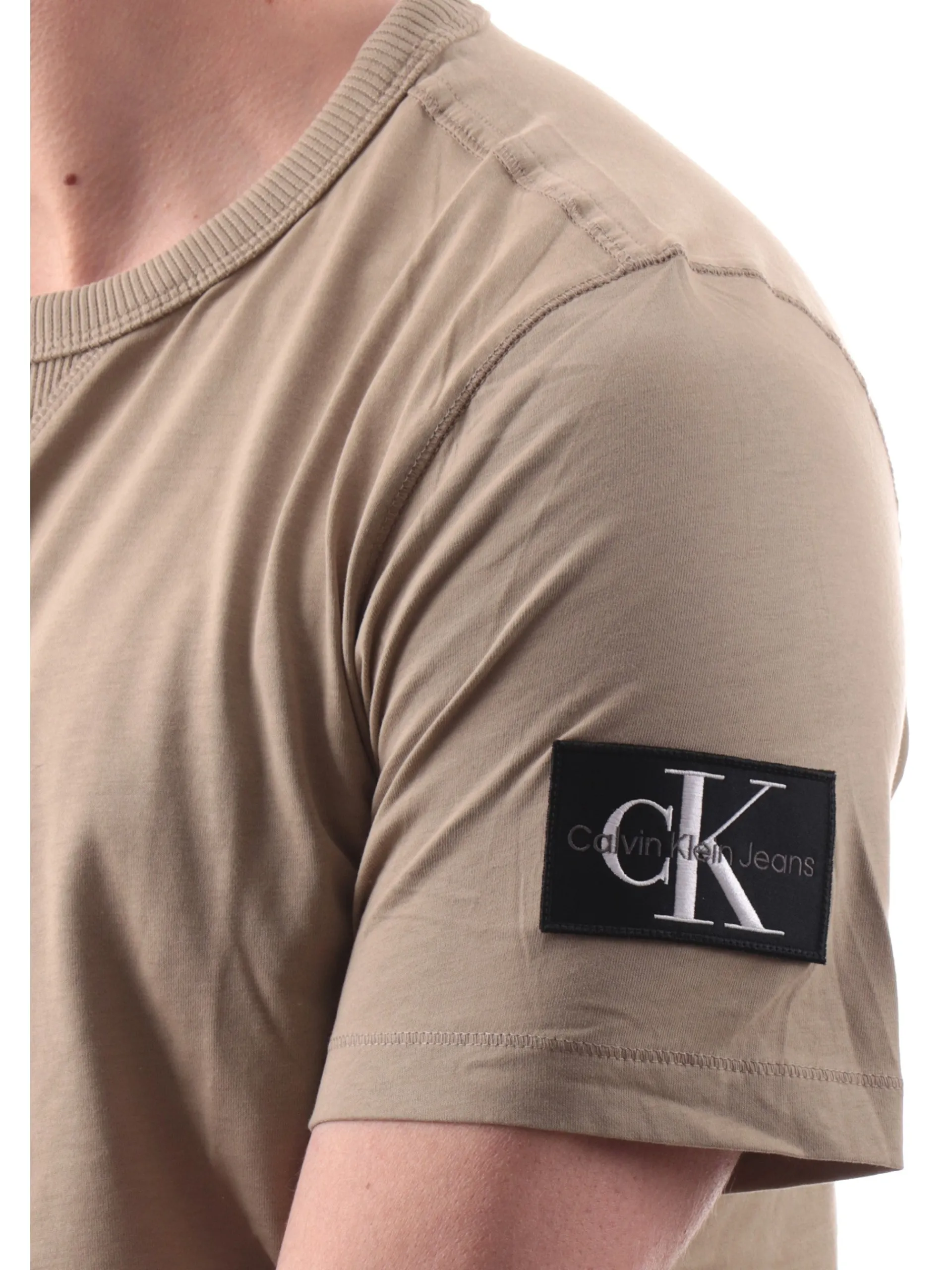 CALVIN KLEIN T-Shirt*Maglia marrone Badge Regular da uomo patch CK sulla manica sinistra J30J323484 HI0